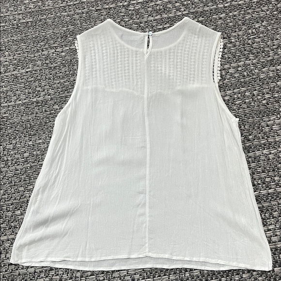 Suzy Shier | Flowy White Tank Top - Picture 6 of 9